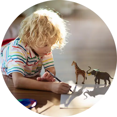 Enfant dessinant